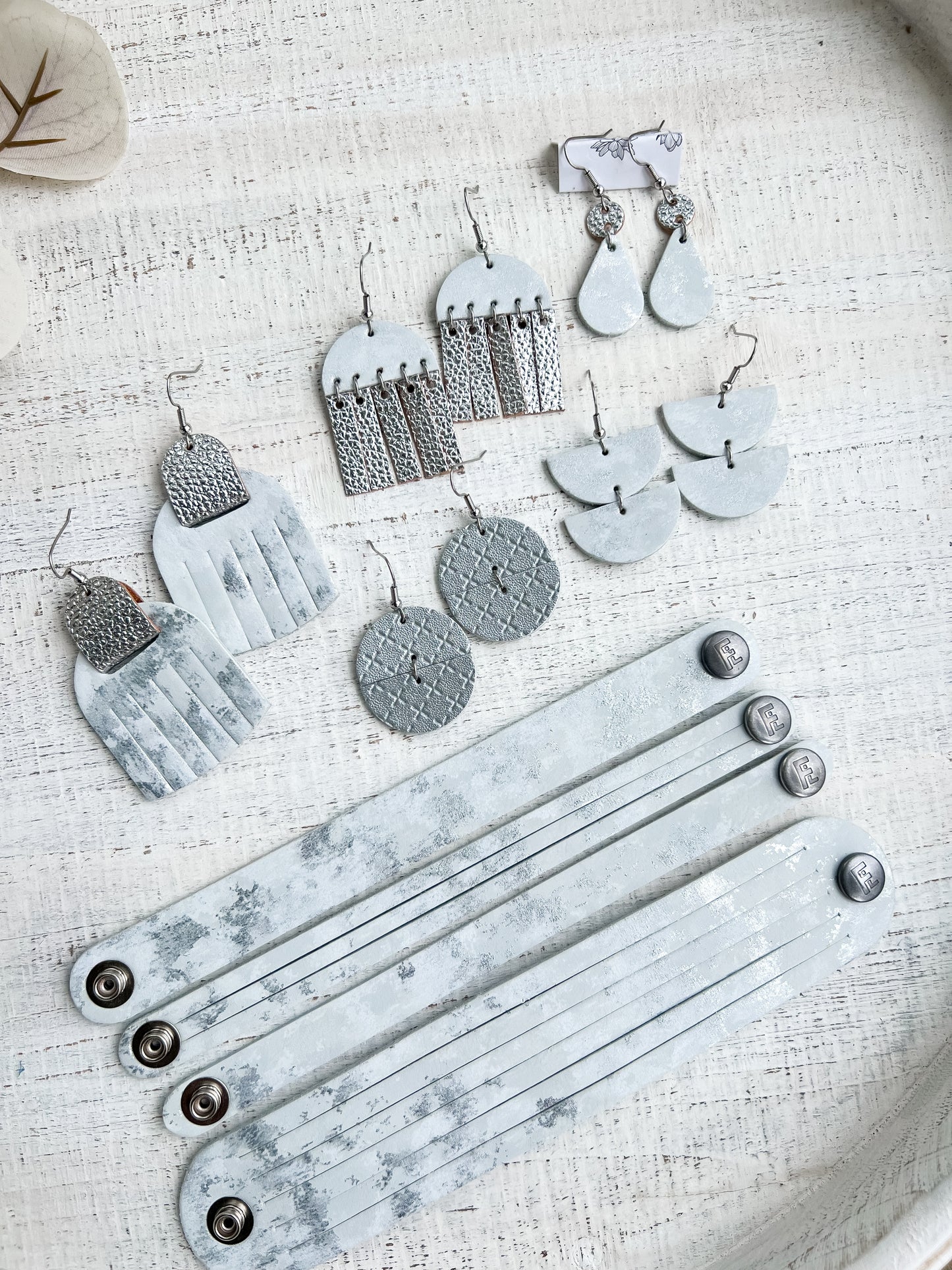 Leather Earrings / Cerchio / Glacier Gray