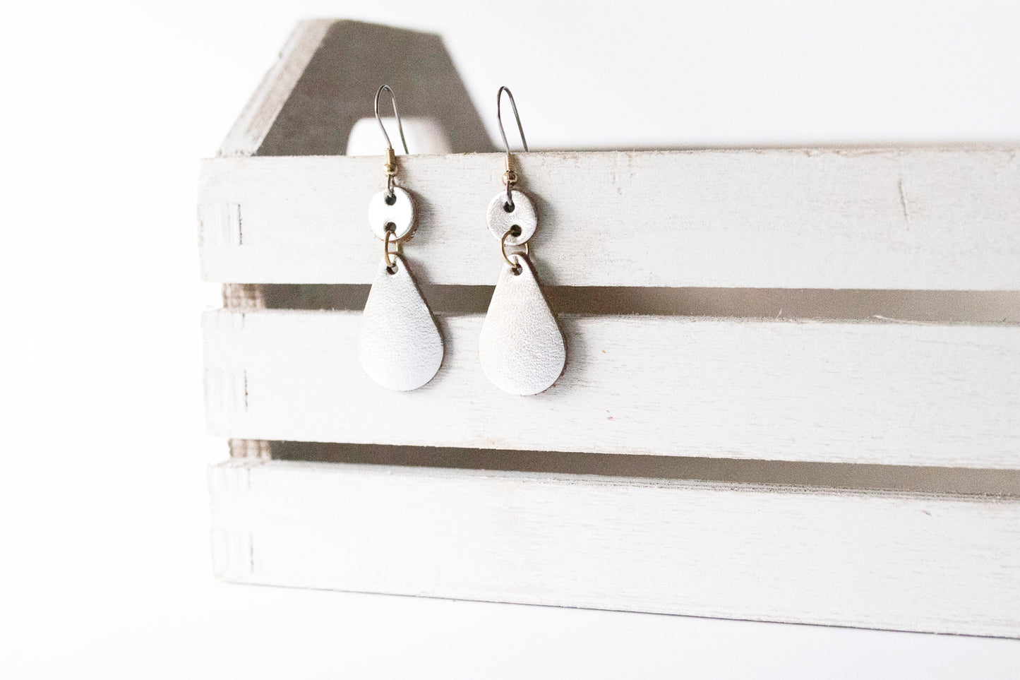 Leather Earrings / Droplets / Metallic Silver