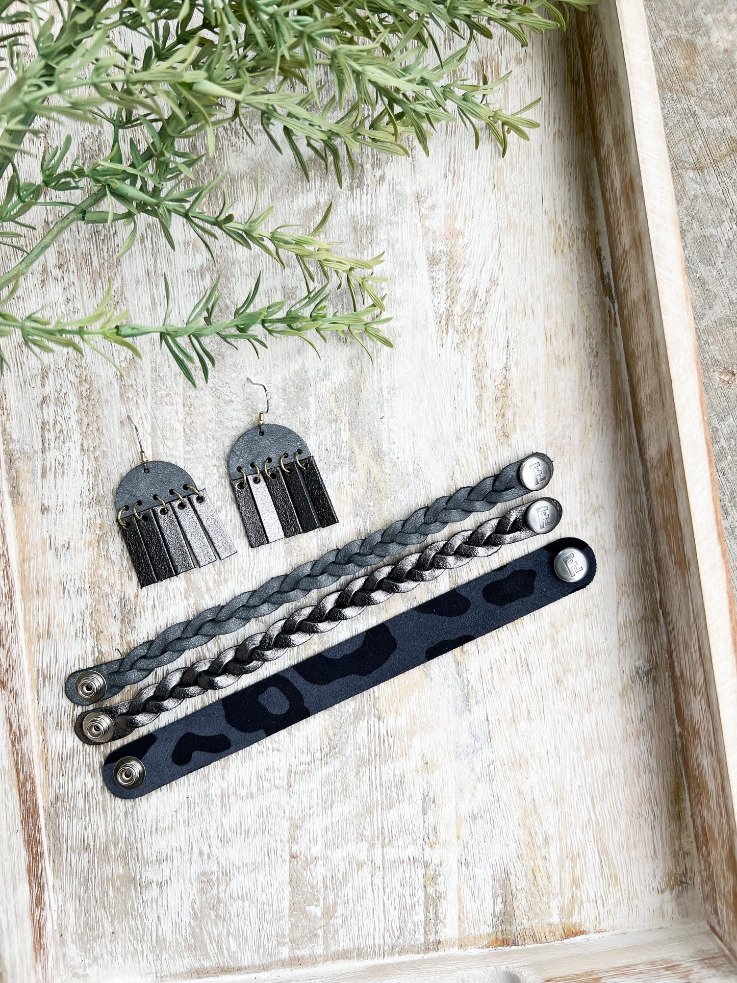 Leather Earrings / Cinque Luci / Stainless Steel