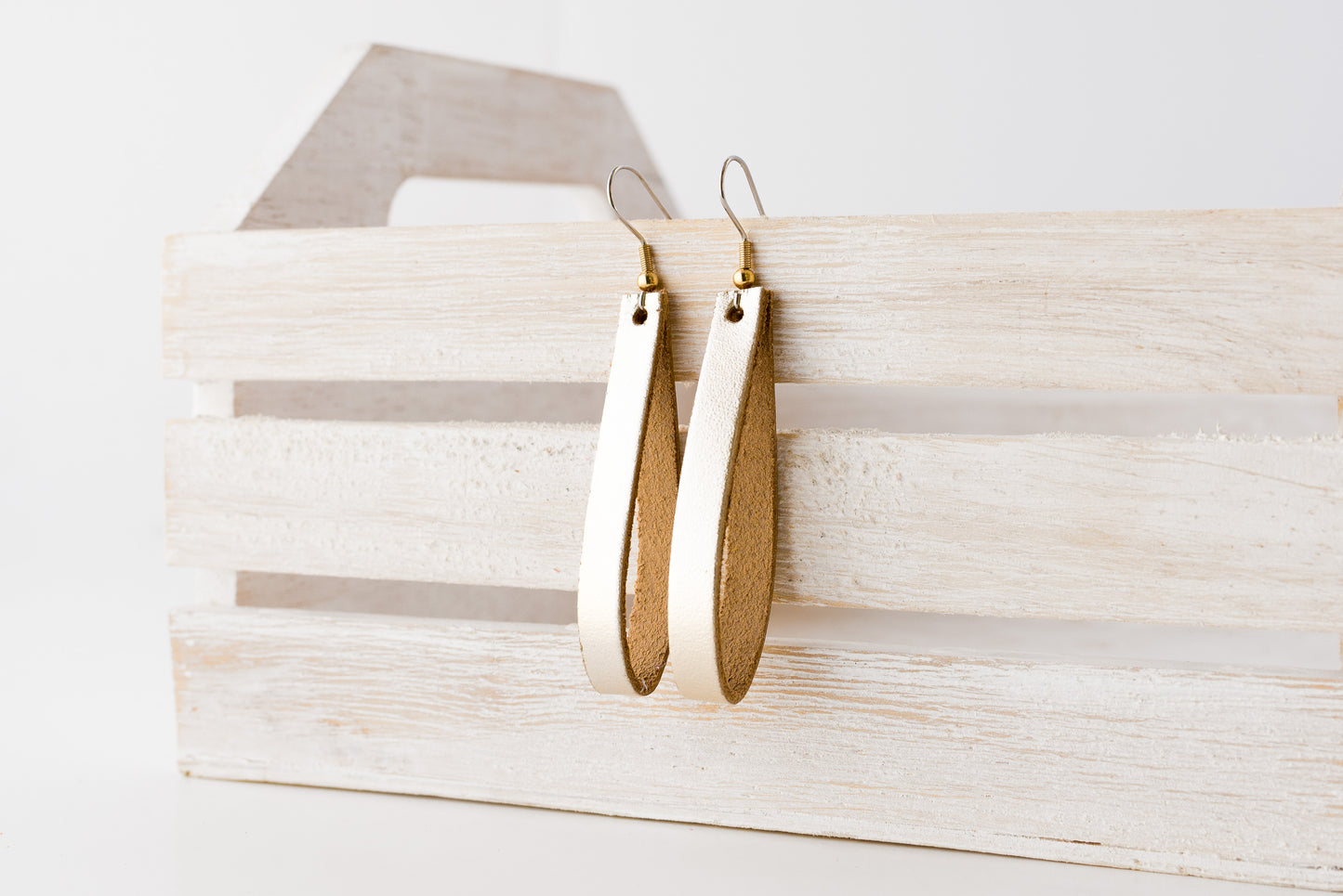 Leather Earrings / Thin Slit / Metallic Platinum